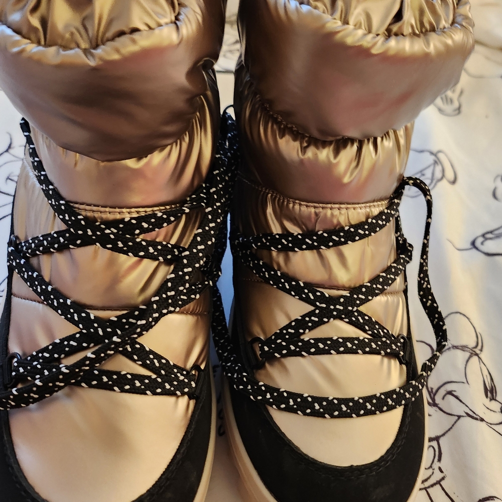 Pajar Women's Winter Boots - Gold and Black. Beautiful